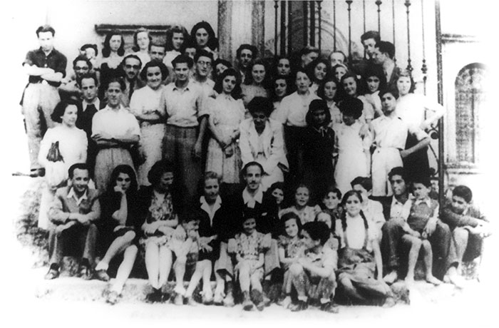 Jewish children in front of Villa Emma